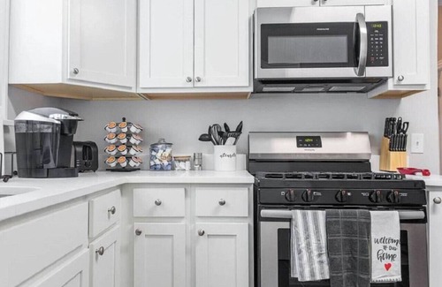Libertyville Apartamento | Stunning apt in DT Libertyville - Near Naval Base