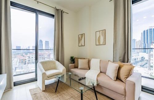 Jumeirah Village Circle Apartamento | Stunning Apt with Artful Interior and Urban Views