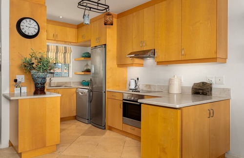 Bantry Bay Apartamento | Stunning Bantry Bay Haven - Beach on Your Doorstep