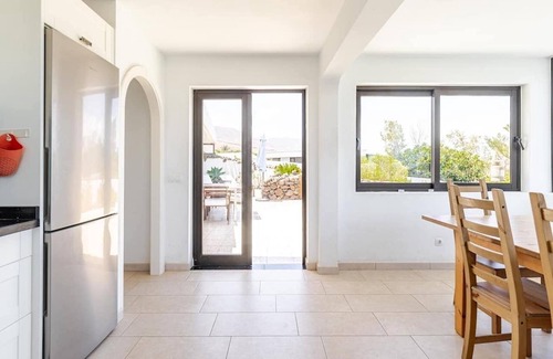 Urbanizacion Famara Casa | Amplio y moderno alojamiento con piscina climatizada durante todo el año y vistas espectaculares.