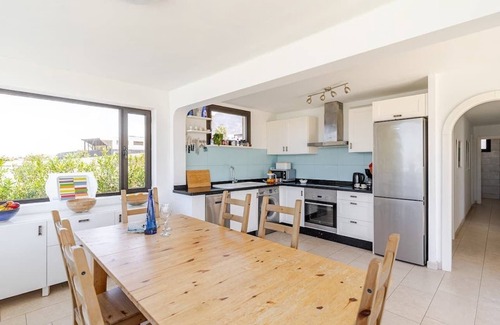 Urbanizacion Famara Casa | Amplio y moderno alojamiento con piscina climatizada durante todo el año y vistas espectaculares.