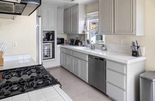 South Redondo Casa | Stunning Beach House with Optional Tesla & Electric Bikes for Rent.
