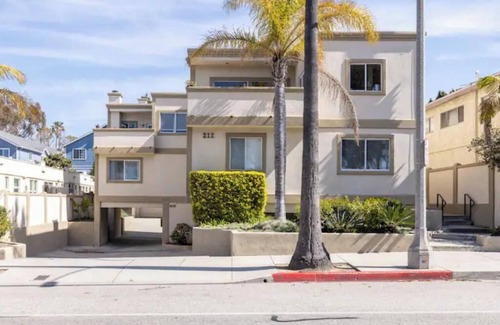 South Redondo Casa | Stunning Beach House with Optional Tesla & Electric Bikes for Rent.