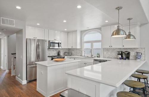 South Mission Beach Casa | Stunning Beach Home with Fireplace, Fast WiFi, Grill & Outdoor Seating!