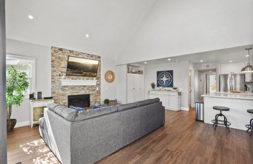 South Mission Beach Casa | Stunning Beach Home with Fireplace, Fast WiFi, Grill & Outdoor Seating!