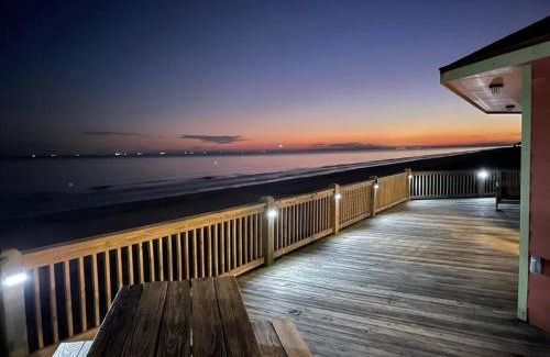 Gilchrist Casa | Stunning Beachfront 3 Bedroom Home, CoralMoonBeach