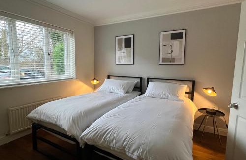 Woodmansey Casa | Stunning Beverley Bungalow w Fireplace, private parking, and garden