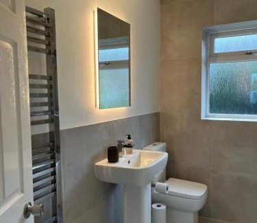 Woodmansey Casa | Stunning Beverley Bungalow w Fireplace, private parking, and garden