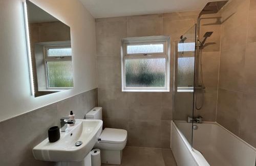 Woodmansey Casa | Stunning Beverley Bungalow w Fireplace, private parking, and garden