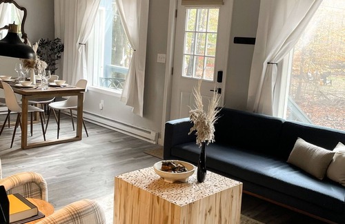 Tobyhanna Cabaña | Stunning Blue Pine Cottage- King Bed!