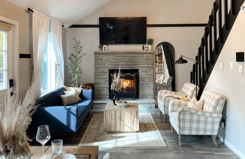 Tobyhanna Cabaña | Stunning Blue Pine Cottage- King Bed!