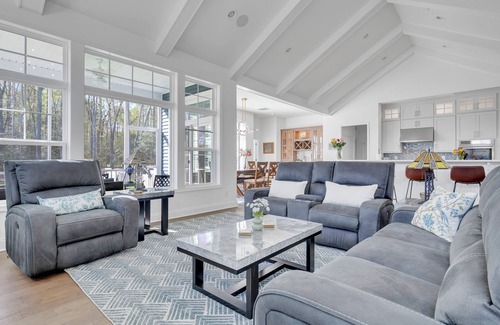 Milton Casa | Stunning brand new single family home for exquisite, luxurious summer retreat.