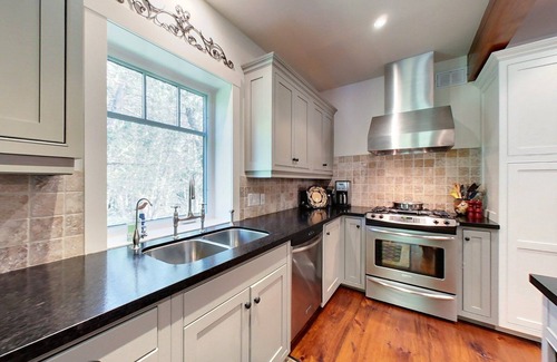 Clearview Casa | Stunning Buckingham Chalet - Minutes to Blue Mountain with Pool