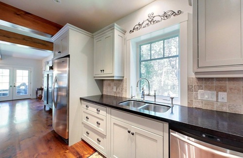 Clearview Casa | Stunning Buckingham Chalet - Minutes to Blue Mountain with Pool
