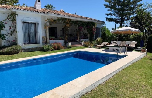 New Golden Mile Villa | Impresionante villa bungaló completamente renovada con altos estándares, piscina privada