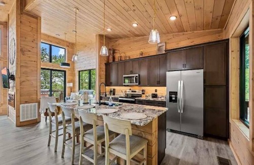 Sevierville Cabina | Stunning Cabin for 6 with Hot Tub & Pool Table!
