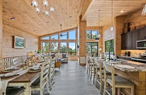 Sevierville Cabina | Stunning Cabin for 6 with Hot Tub & Pool Table!