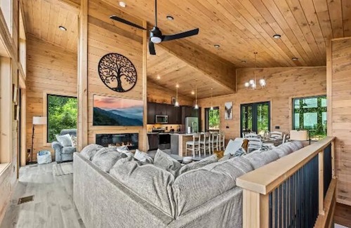 Sevierville Cabina | Stunning Cabin for 6 with Hot Tub & Pool Table!