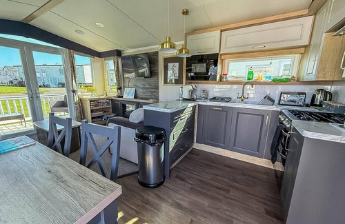 Hopton on Sea Casa | Stunning caravan with decking at Haven Hopton-on-Sea ref 80007L