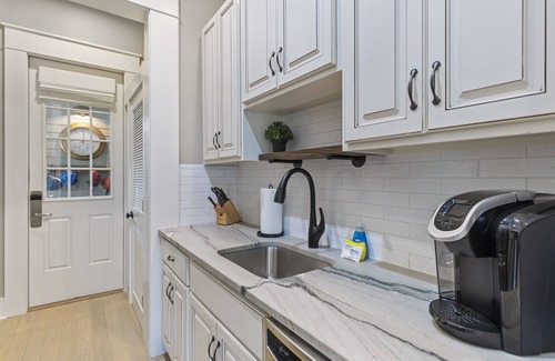 Watercolor Casa | Stunning Carriage House in Watercolor | 4 Pass Golf Cart | 2 Bicycles Included!