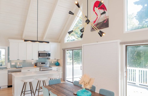 Middletown Casa | Stunning, Chic Remodel! Beach House Minutes to Newport!