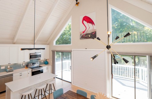 Middletown Casa | Stunning, Chic Remodel! Beach House Minutes to Newport!