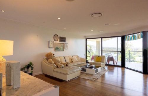 Holland Park West Casa | Stunning City View 5BR with Balcony near Malls Uni and CBD