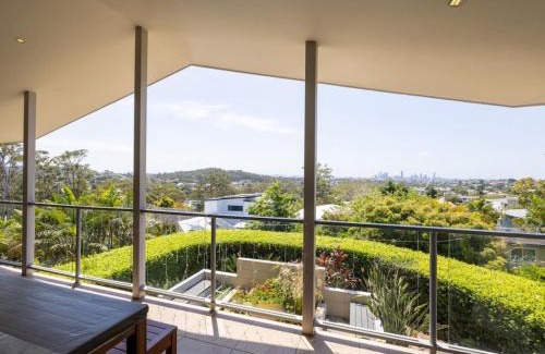 Holland Park West Casa | Stunning City View 5BR with Balcony near Malls Uni and CBD