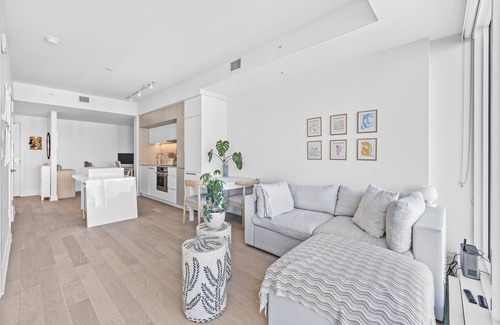 Montreal Apartamento | Stunning city views luxurious condo in Montreal w/balcony & office space