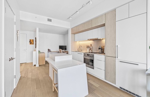 Montreal Apartamento | Stunning city views luxurious condo in Montreal w/balcony & office space