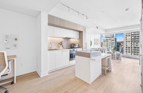 Montreal Apartamento | Stunning city views luxurious condo in Montreal w/balcony & office space