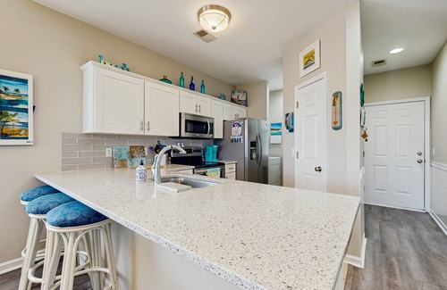 Sunset Beach Apartamento | Stunning coastal condo with shared pool, close to beach and local attractions