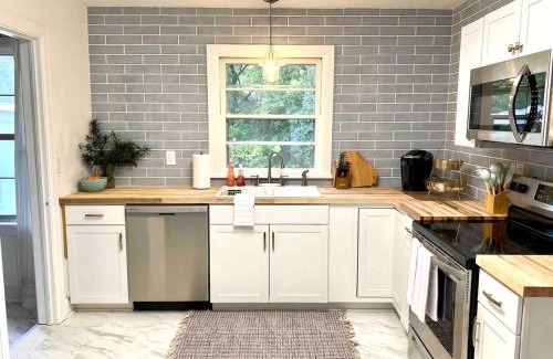Thunderbolt Casa | Stunning Coastal Charmer Near Downtown and Beach