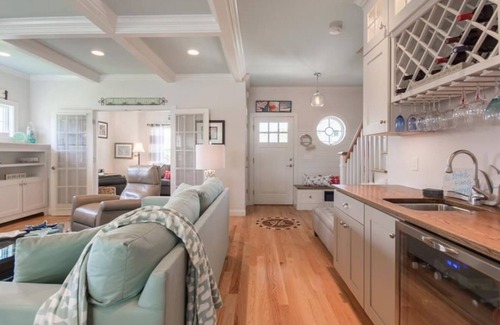 Newport East Casa | Stunning Coastal Home - Close to beaches and downtown!