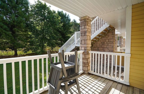 Oro-Medonte Condominio | Stunning Condo with Access to Pool