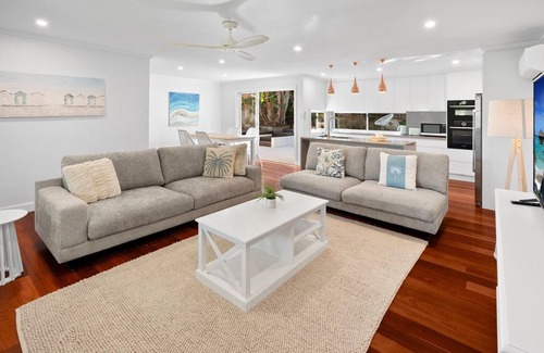 Warriewood Casa | Stunning Contemporary Home with Tropical Garden