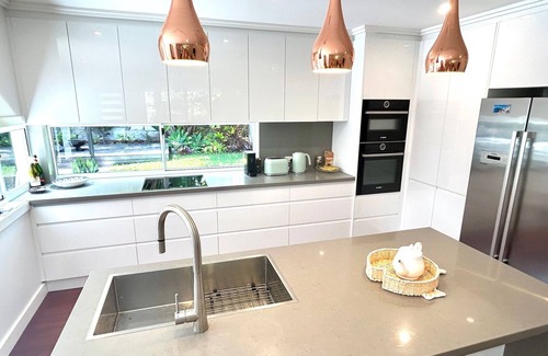 Warriewood Casa | Stunning Contemporary Home with Tropical Garden