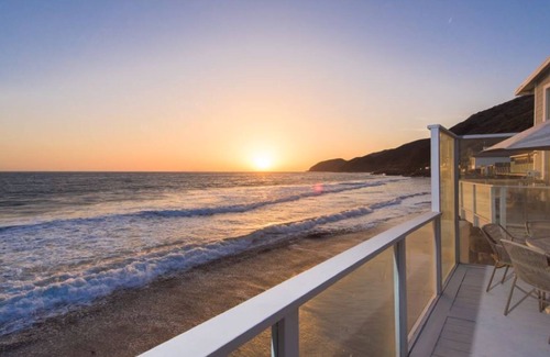 California Otro | Stunning Contemporary Home on Private Beach