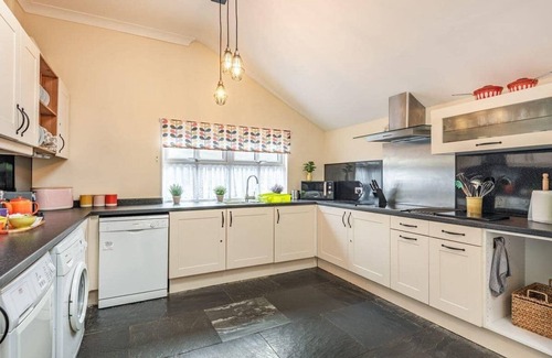 Manod Casa | Stunning cosy, pet friendly & peaceful 3 bedroom, 2 bathroom cottage, fast WiFi
