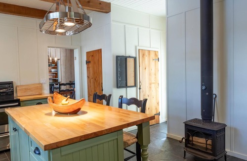 Rosseau Cabaña | Stunning Cottage on North Rosseau! Incredible Sunsets! Boathouse! Foosball!