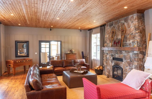 Rosseau Cabaña | Stunning Cottage on North Rosseau! Incredible Sunsets! Boathouse! Foosball!