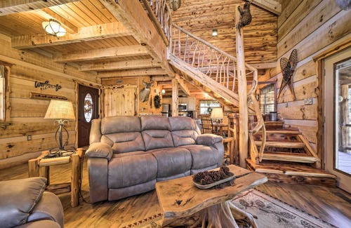Cosby Cabina | Stunning Creekside Cosby Cabin w/ Deck + Fire Pit!