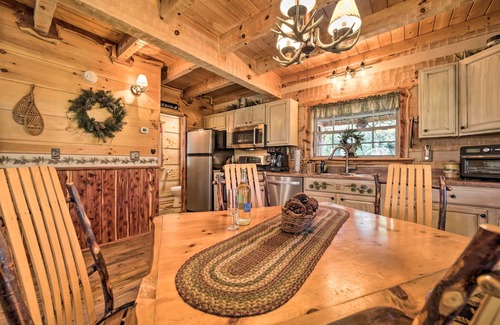 Cosby Cabina | Stunning Creekside Cosby Cabin w/ Deck + Fire Pit!