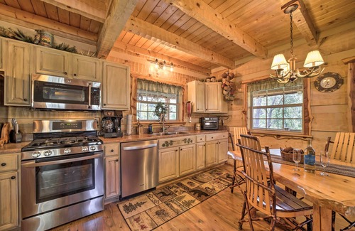 Cosby Cabina | Stunning Creekside Cosby Cabin w/ Deck + Fire Pit!