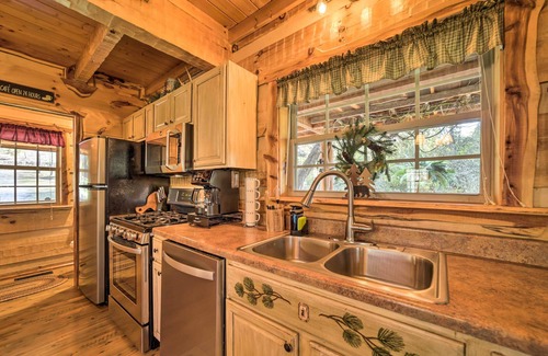 Cosby Cabina | Stunning Creekside Cosby Cabin w/ Deck + Fire Pit!