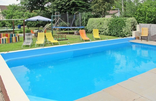 Kvasiny Villa | Estupenda casa de vacaciones privada con piscina privada, WIFI, bañera de hidromasaje, TV, patio