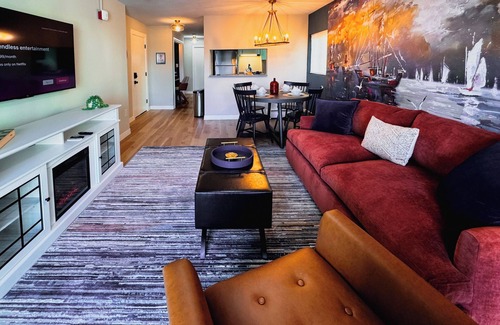 Beverly Apartamento | Stunning Design ~ Fireplace ~ Custom Desk ~ Balcony