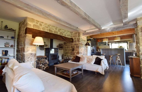 Burzet Casa | Pintoresca casa de vacaciones en Burzet con piscina