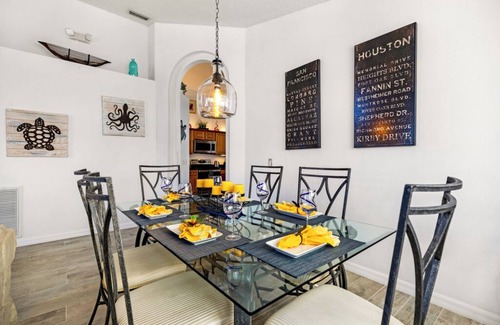 Lake Berkley Villa | Impresionante villa privada frente al lago, lujosamente mejorada con sala de juegos