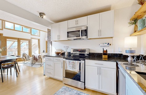 Alexander Casa | Stunning Dog-friendly Mountain Retreat with 4 BR and views